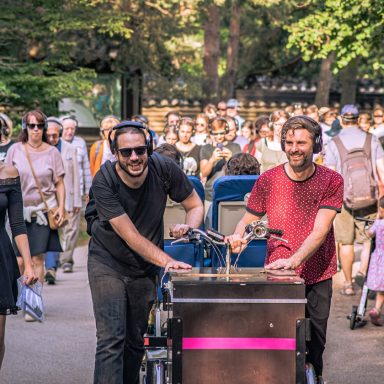 Die Kiezpoeten mit ihrem Hörspiel Slam to go in den Gärten der Welt (Berlin-Marzahn) - Foto: Kiezpoeten Die Kiezpoeten mit ihrem Hörspiel Slam to go in den Gärten der Welt (Berlin-Marzahn)